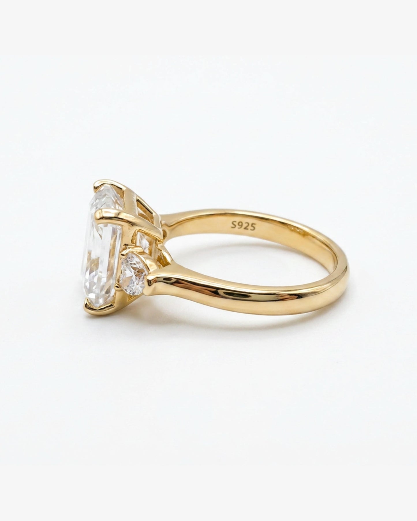 Amour Radiant Three-Stone Ring
